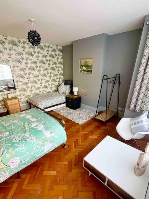 Spacious Semi-Detached Southsea House, Free Parking On Drive Portsmouth Eksteriør bilde