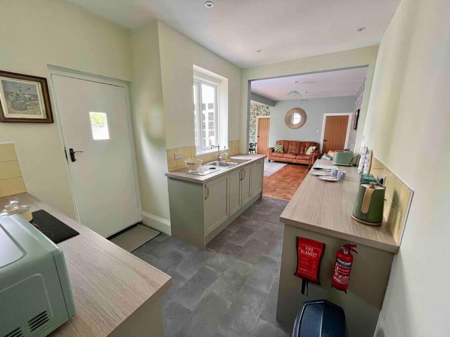 Spacious Semi-Detached Southsea House, Free Parking On Drive Portsmouth Eksteriør bilde