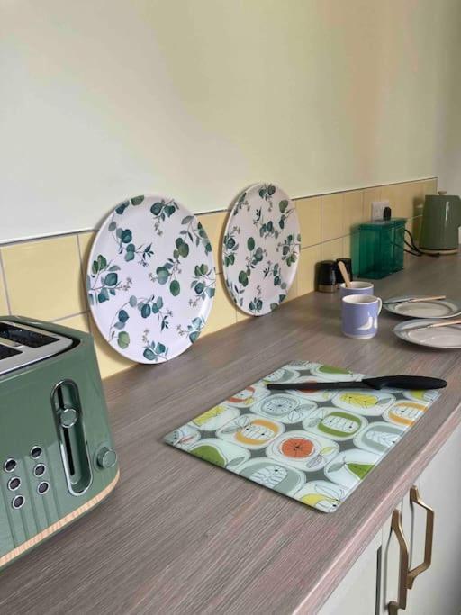 Spacious Semi-Detached Southsea House, Free Parking On Drive Portsmouth Eksteriør bilde