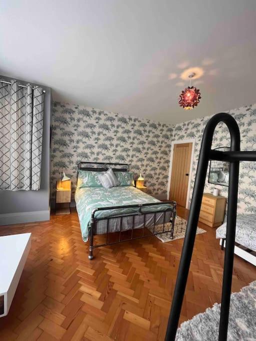 Spacious Semi-Detached Southsea House, Free Parking On Drive Portsmouth Eksteriør bilde