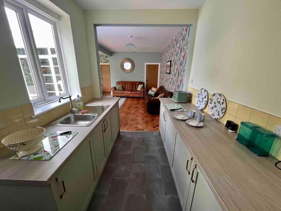Spacious Semi-Detached Southsea House, Free Parking On Drive Portsmouth Eksteriør bilde