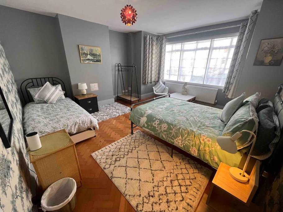 Spacious Semi-Detached Southsea House, Free Parking On Drive Portsmouth Eksteriør bilde
